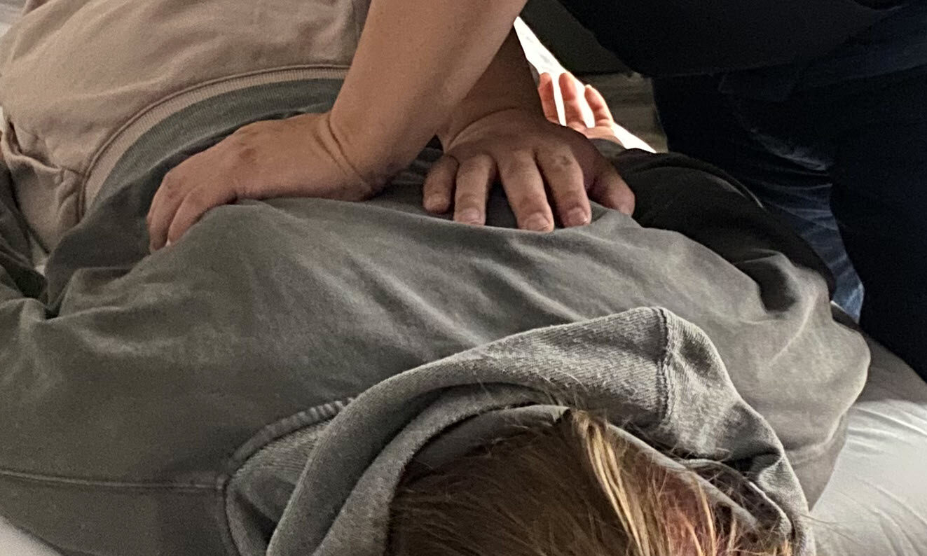 cropped-Acupressure-mid-back.jpg therapeutic massage of with crossed hands on middle back